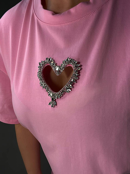 Футболка женская A-N 27009 оверсайз с вырезом в форме сердца с камнями, розовый, one size Киев - изображение 3