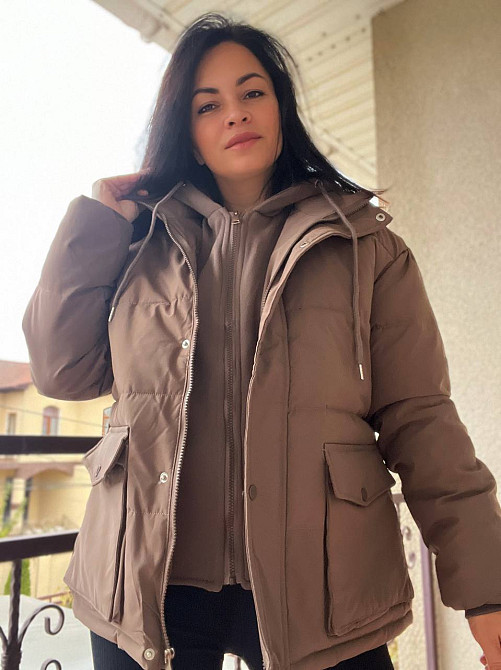 Куртка жіноча XIANG 869 накладені кишені трикотажний капюшон середня довжина коричнева, коричневий,  Одеса - фото 1