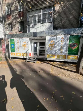Приміщення на червоній лінії з окремим входом, була Аптека. Ідеально під магазин\послуги, зручний підїзд, гарний автомобільний трафік. Дніпро