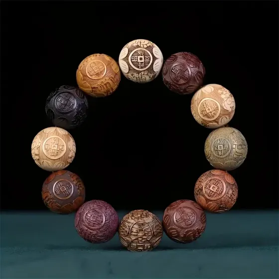 Браслет «Счастливые Деньги» — натуральное дерево, бусины 20 мм, гравировка монет, на резинке, унисекс Киев
