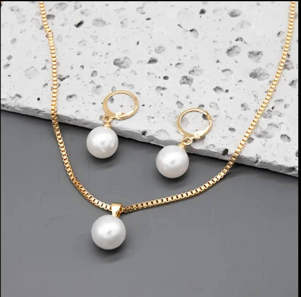 Набір прикрас з перлинами: сережки-підвіски та намисто золотого кольору Київ - фото 1