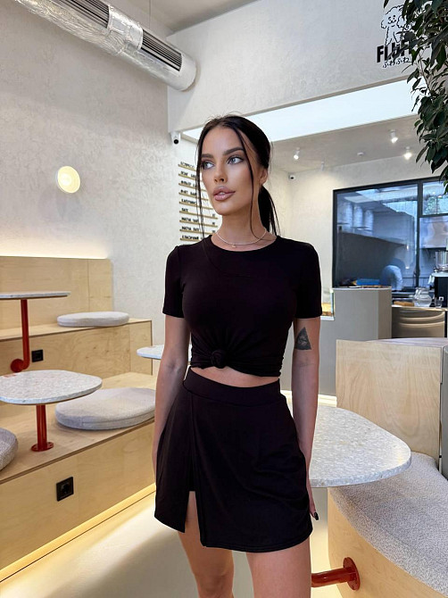 Жіночий базовий літній костюм-двійка: футболка + шорти-спідниця з кишенею турецька віскоза Чорний Одеса - фото 1