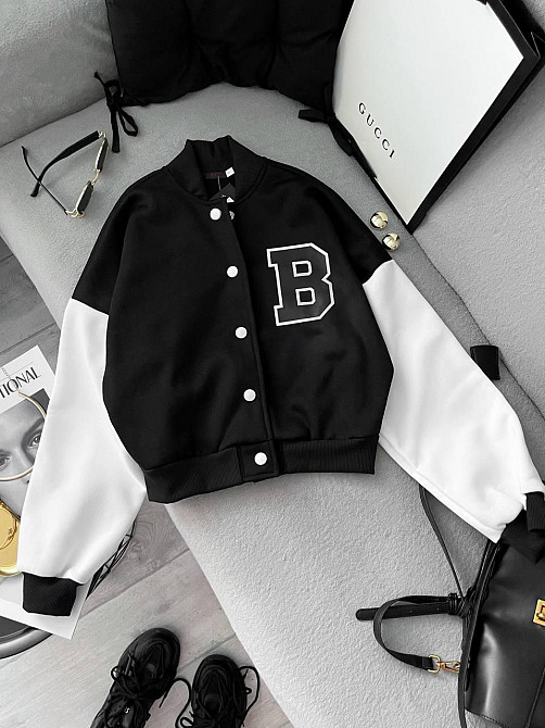 Женский теплый укороченный оверсайз бомбер на кнопках трехнитка на флисе Одесса - изображение 10