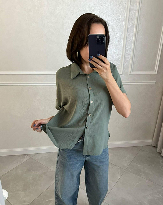 Женская легкая базовая рубашка с коротким рукавом на пуговицах американский креп 50/52, Оливка Одесса - изображение 1