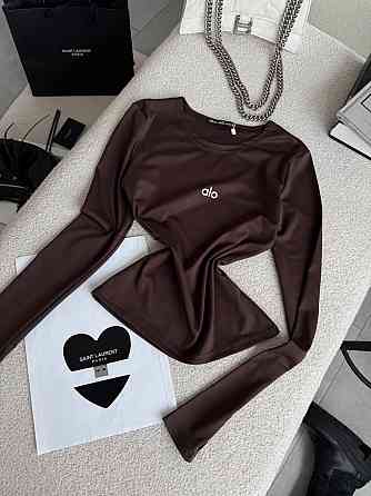 Стильний жіночий базовий лонгслів із написом і вирізом під пальчик мікродайвінг Шоколад Одеса