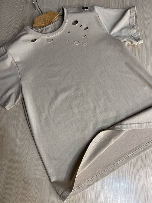 Футболка жіноча A-N 2528 з порізами one size, бежевий, one size Київ - фото 13