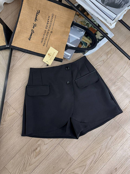 Шорти жіночі Ariadna 2426 короткі зі спідницею на запах попереду гудзики чорні, чорний, S Київ - фото 3