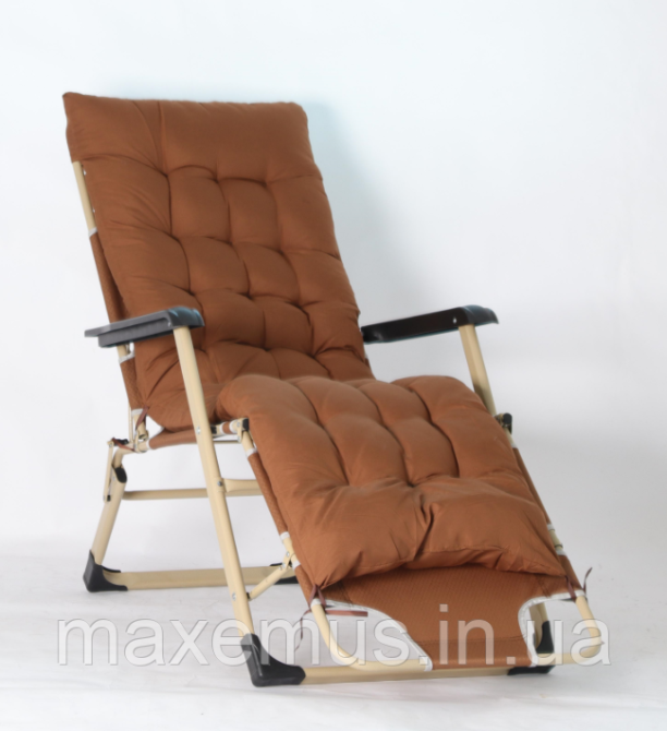 Раскладное кресло шезлонг туристический Bonro 178 см Садовый лежак пляжный шезлонг + подушка коричневый Мостиська - фото 1