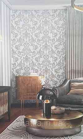 Обои виниловые на флизелине AdaWall Seyyah 1.06х10 вензеля завитки крупные структурные серебристые на сером Киев