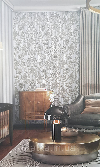 Обои виниловые на флизелине AdaWall Seyyah 1.06х10 вензеля завитки крупные структурные серебристые на сером Киев - изображение 3