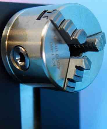 Трехкулачковый поворотный патрон для лазерной гравировки круглых предметов. Харьков