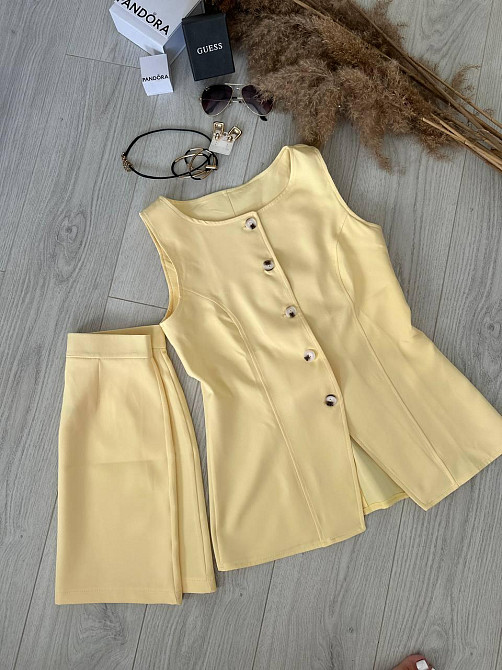 Женский базовый костюм двойка: удлиненный жилет и мини юбка из плотной костюмки Желтый, 46/48 Одесса - изображение 5