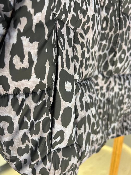 Куртка жіноча Lady Yep 9006 коротка з капюшоном леопардовий принт на резинці демісезонна сіра, сірий Одеса - фото 7