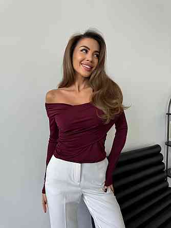 Жіночий романтичний лонгслів зі спущеними плечима трикотаж масло Марсала Одеса