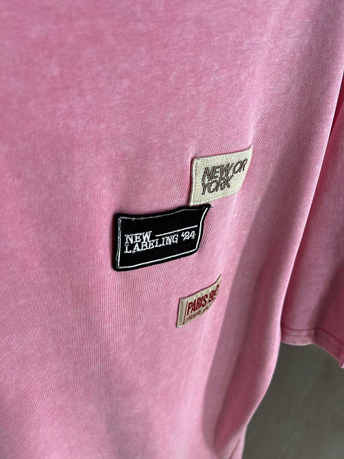 Футболка жіноча A-N 25012 подовжена оверсайз з нашивками патчами попереду one size, рожевий, one size Київ - фото 14