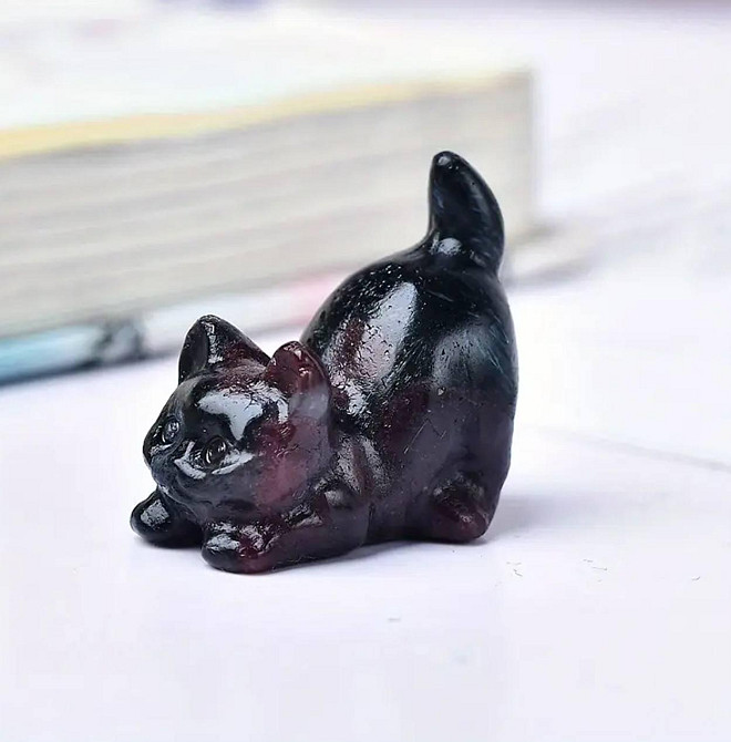 Фігурка кота з натурального каменю гранату 30 мм. Гранатова фігурка кота для декору. Київ - фото 1
