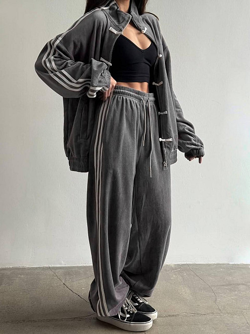 Женский костюм двойка: кофта и штаны в спортивном стиле с лампасами велюр Графит, 46/48 Одесса - изображение 2