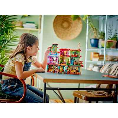 Конструктор LEGO Disney Волшебный дом Мадригал (43245-) Винница