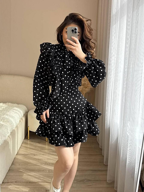 Жіноча стильнаромантична міні сукня з принтом в горошок атлас Одеса - фото 3