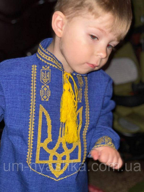 Женская желтая вышиванка з гербом 