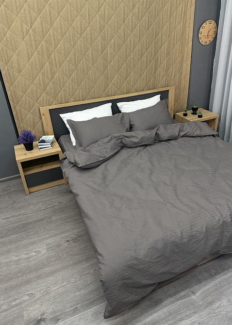 Комплект постільної білизни Страйп-сатин Сімейний з простирадлом на резинці 180х200х25, 2 підковдри 150х200, 2 наволочки 70х70 Темно-сірий (88-221) Київ - фото 4