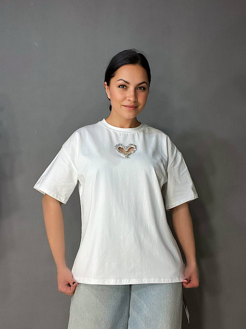 Футболка женская A-N 27009 оверсайз с вырезом в форме сердца с камнями, белый, one size Киев - изображение 15
