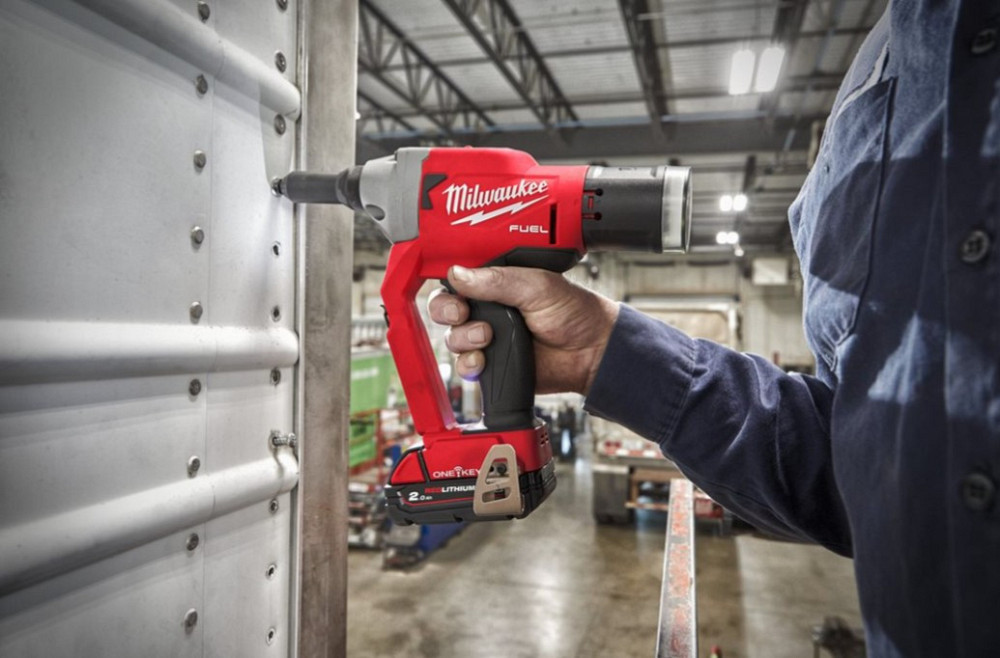 Заклепочник акумуляторний безщітковий MILWAUKEE M18 ONEFPRT-202X, діаметр заклепок 4,8-7,0мм (зарядний.пристрій М12-18 FC, 2 аку Одеса - фото 4