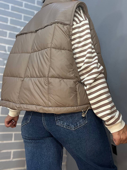 Жилетка женская Lady Yep 9039 стеганная короткая вставка из экокожи на спине капучино, капучино, 46 Киев - изображение 7