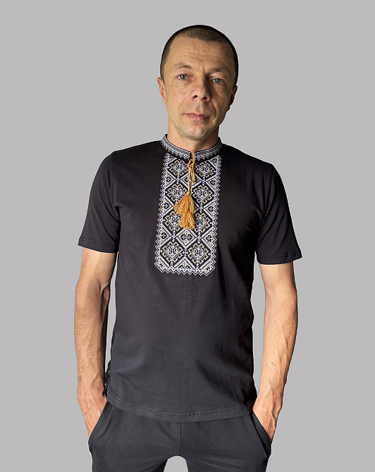 Чоловіча чорна футболка вишиванка з тризубцем в орнаменті M Київ - фото 1