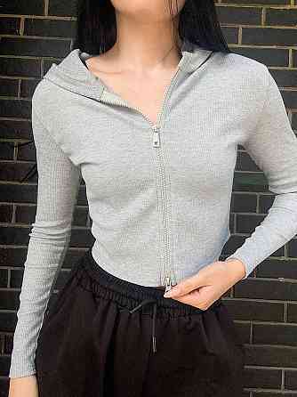 Женский укороченный топ с длинными рукавами и капюшоном на молнии рубчик Одесса