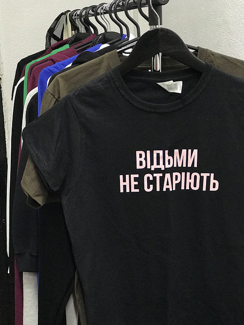 Женская футболка с надписью: 