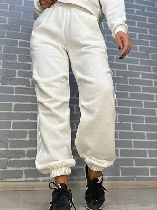 Костюм женский Quzen 478-480 короткое худи с капюшоном и брюки джоггеры на резинке флис белый, белый, S Киев - изображение 3