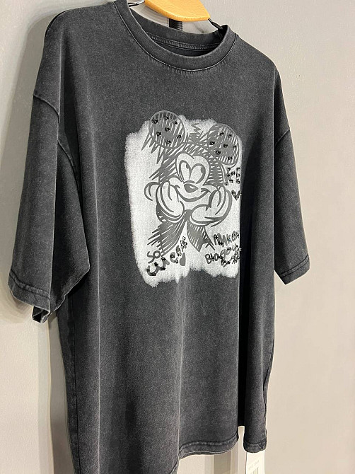 Футболка жіноча A-N 25008 оверсайз подовжена варена тай дай принт Міккі маус попереду з камінчиками one size, чорний, one size Київ - фото 14