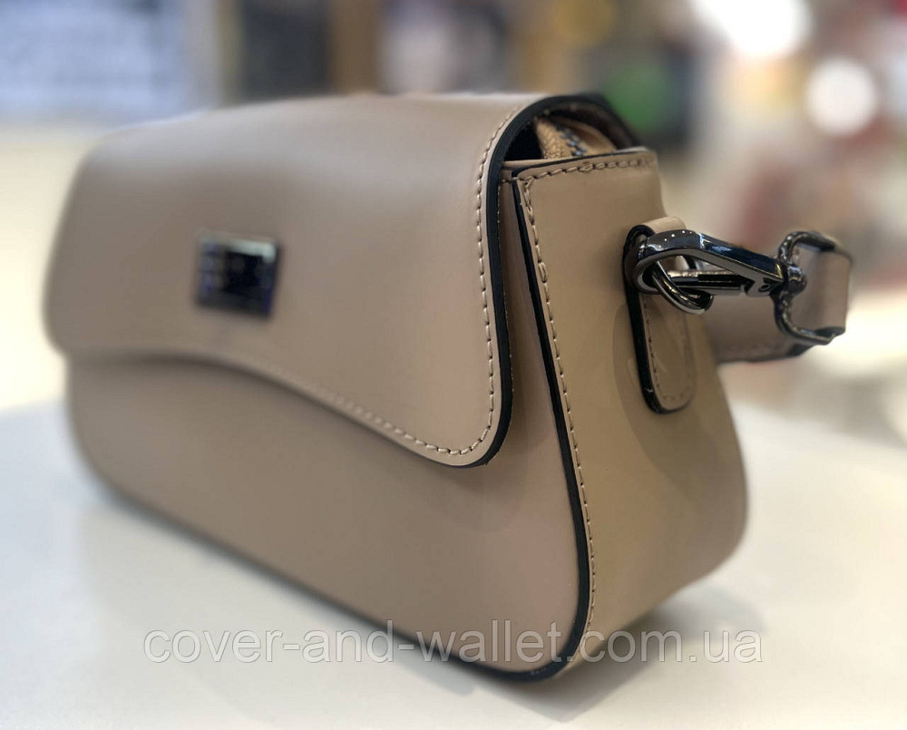 Пудрова жіноча сумочка з гладкої шкіри із клапаном на поворотному замку Virginia Conti Київ - фото 5