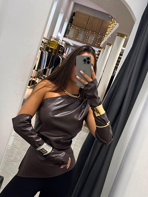 Женский трендовый топ с перчатками из эко кожи 42/44, Шоколад Одесса - изображение 3