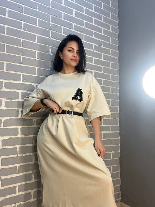 Платье женское A-N 2506 длинное оверсайз разрез со стороны нашивка впереди буква 