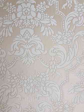Шпалери вінілові на флізеліні Rasch Trianon Xlll 0.53х10 класика структурні вензелю квіти білі на бежевому Київ