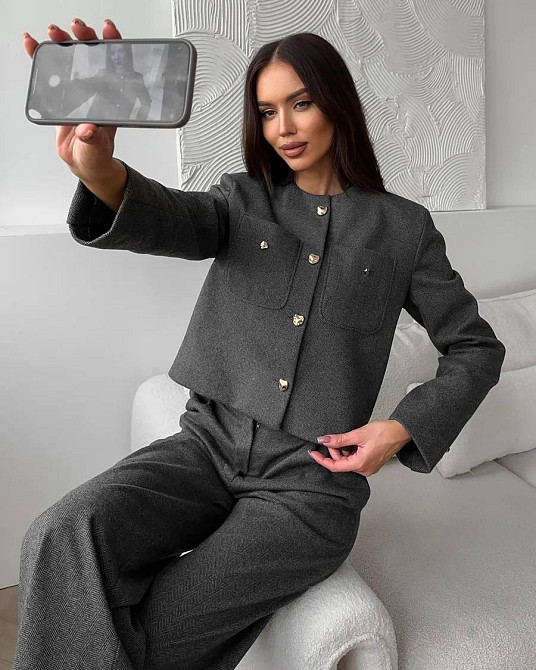 Женский лаконичный костюм с укороченным жакетом на подкладке и широкими брюками кашемир. Серый, 46/48 Одесса - изображение 5