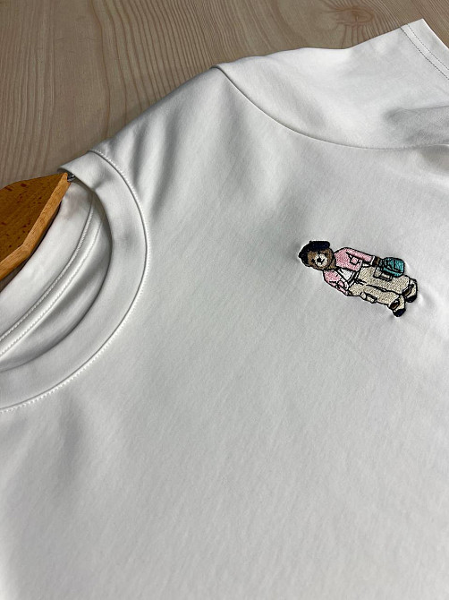 Футболка жіноча A-N 26001 базова однотонна з невеликою вишивкою ведмедик попереду середня довжина one size, білий, one size Київ - фото 15