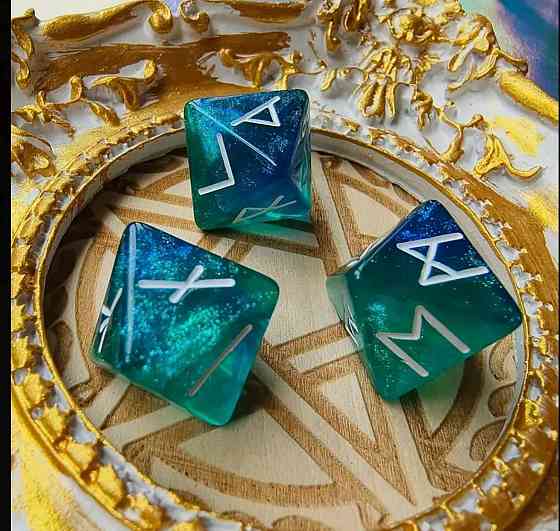 Рунические кубики из смолы 8-гранные — набор 3 шт, магические кости с рунами Киев