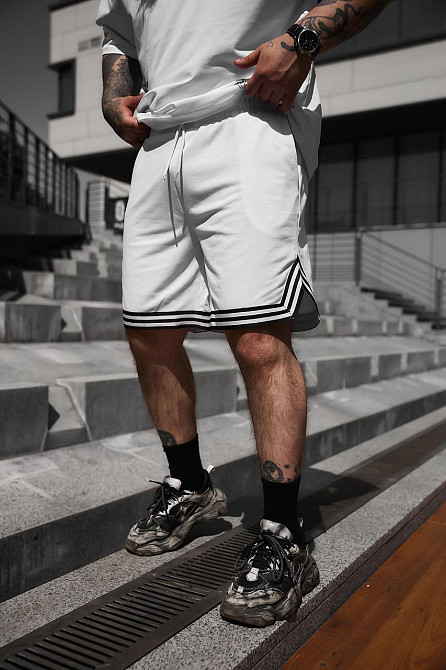 Мужские шорты оверсайз на лето трикотаж длинные широкие с карманами легкие SANE белые с лампасами M Одесса - изображение 6
