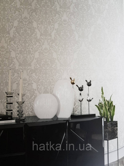 Шпалери вінілові на флізелін Marburg City glam 32302 метрові вензелі завитки сріблом на білому під штукатурку Київ - фото 1
