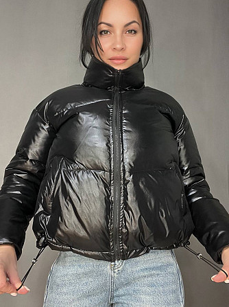 Куртка жіноча Lady Yep 9073 глянцева пуффер з кишенями без капюшона коротка чорна, чорний, 42 Одеса - фото 5