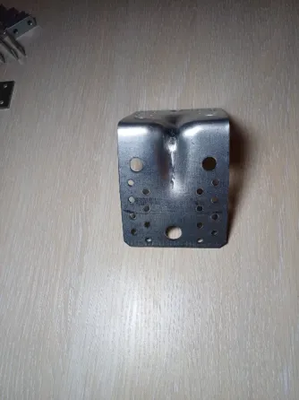 Кутник універсальний з ребром жорсткості 145×145×95 (2, 5 мм) Українка