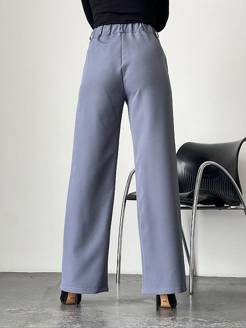 Женские прямые брюки с эффектным асимметричным запахом спереди из костюмной ткани Серый, 46/48 Одесса - изображение 7