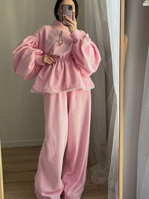 Женский костюм двойка: объемный свитшот с сборкой на талии и свободные брюки велюр Одесса - изображение 1