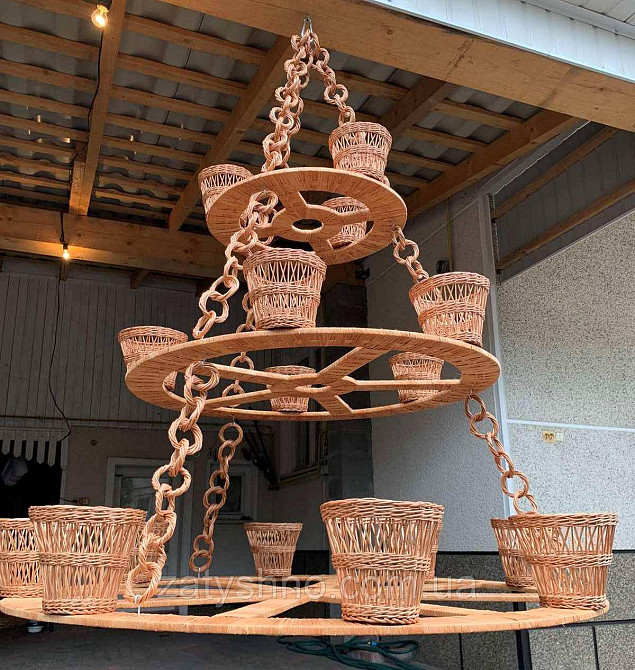 Велика плетена люстра (190) біля високої будівлі Київ - фото 2