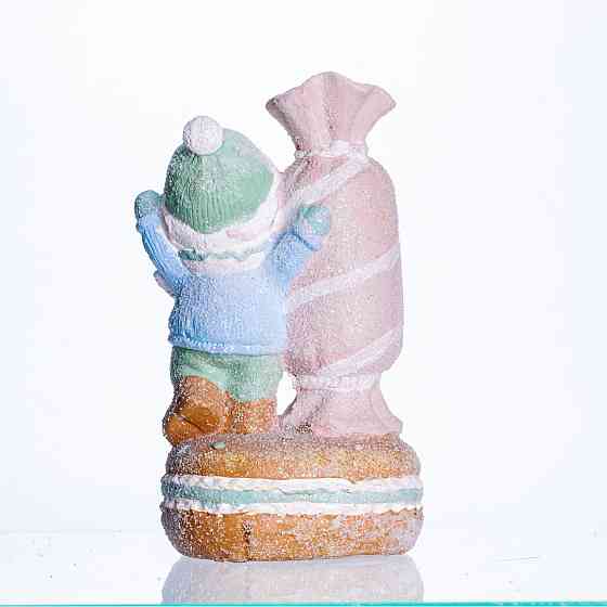 Yiwu Новорічна декоративна фігурка з підсвіткою 12.5×9×21 см Новорічний декор Дитина з цукеркою Коломия