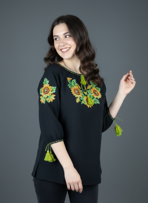 Вышитая женская натуральная рубашка в черном цвете с желтыми подсолнухами. Киев - изображение 2