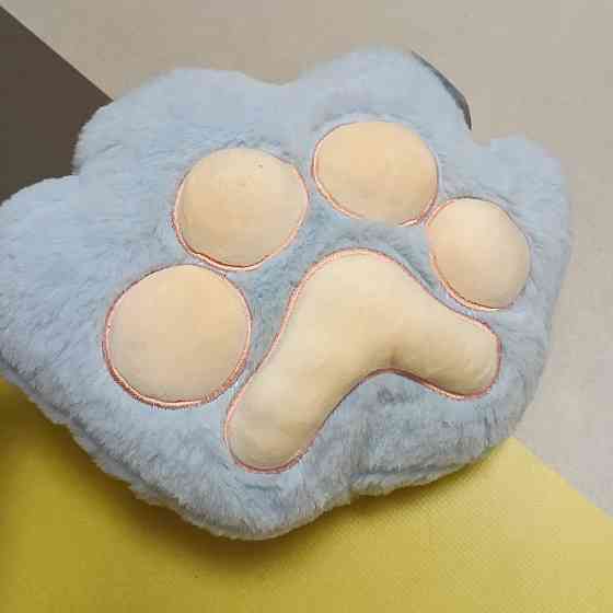 Подушка лапка 30×20 см — м'яка плюшева подушка у формі котячої лапки, антистрес, іграшка-обіймашка Блакітний Київ